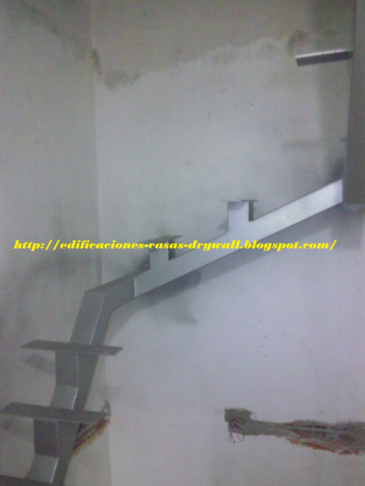 MMD construcciones: Escalera con descanso triangular y pasos de madera