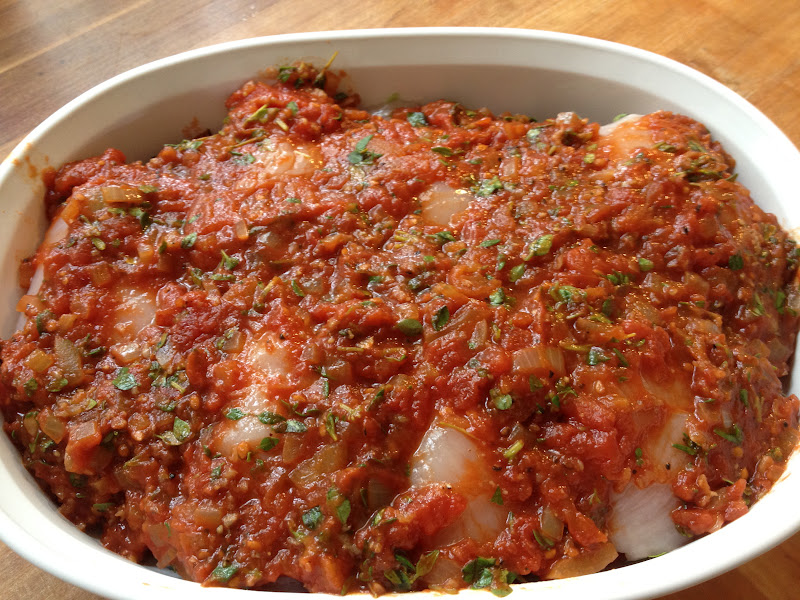 Hiidenuhman keittiössä Pepperonibroileria marinarakastikkeessa