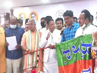 ममता बनर्जी की पार्टी छोड़ने वालों की लगी झड़ी, TMC के 5 विधायकों ने थामा BJP का दामन ममता बनर्जी की पार्टी छोड़ने वालों की लगी झड़ी, TMC के 5 विधायकों ने थामा BJP का दामन