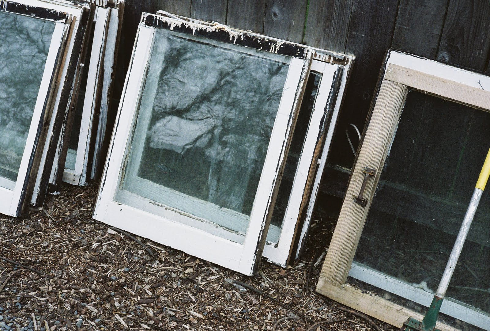 старые окна в школе. текстура интерьера в окне. старинные стеклянные окна. бутылочное стекло на старинных окнах. оконные стекла.