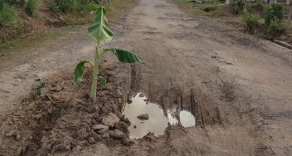 Warga Argomulyo Keluhkan Hacurnya Jalan Poros Akibat Truk Proyek Irigasi