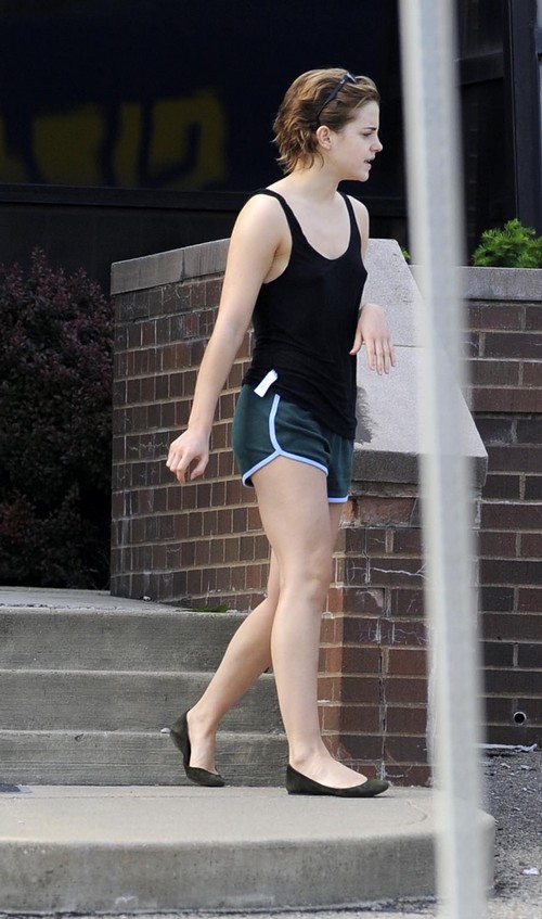Emma Watson Updates: Emma Watson leaving a Spa in Pittsburgh [May 27, 2011]