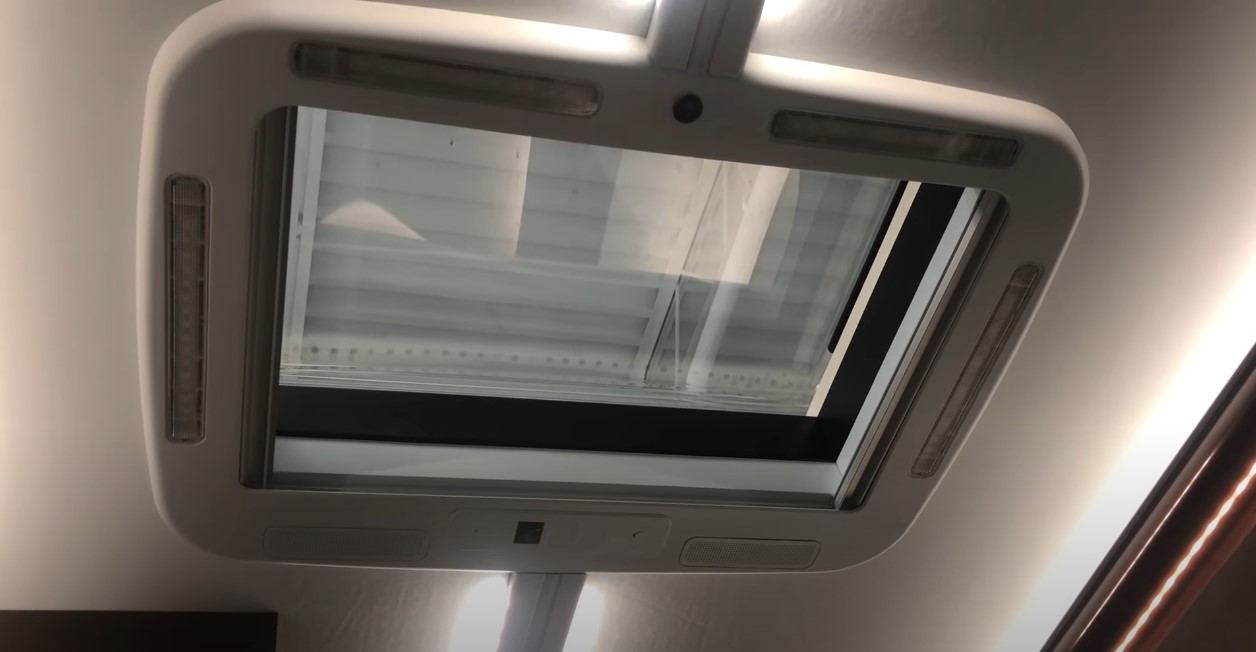 增加電動桌與天窗─Advanced RV 推出 B Box 2 露營車屋 | SanjiNoir 黑侍樂讀