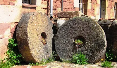 muela, muelas de molino, mola, moles, molienda, molneria, molendina