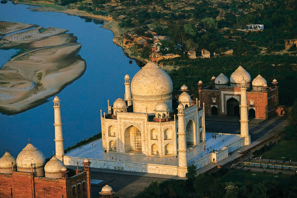Тадж махал расположен на реке. Мавзолей Тадж-Махал в Индии. Мавзолей-мечеть Тадж-Махал в Агре. Мавзолей Тадж-Махал в Агре архитектура. Тадж-Махал (Индия)Тадж-Махал (Индия).