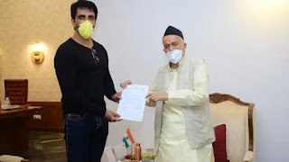 sonu sood with maharashtra governor bhagat singh koshiyari maharashtra governor bhagat singh koshiyari praised sonu sood for helping migrants workers