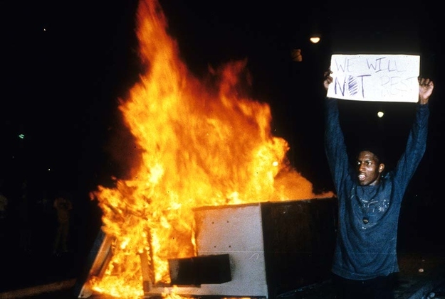  pequeñas curiosidades  - Página 22 Photos+of+The+1992+Los+Angeles+Riots+(9)