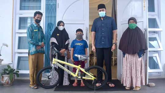 Daffa Dapat Sepeda dari Wali Kota Fadly Amran