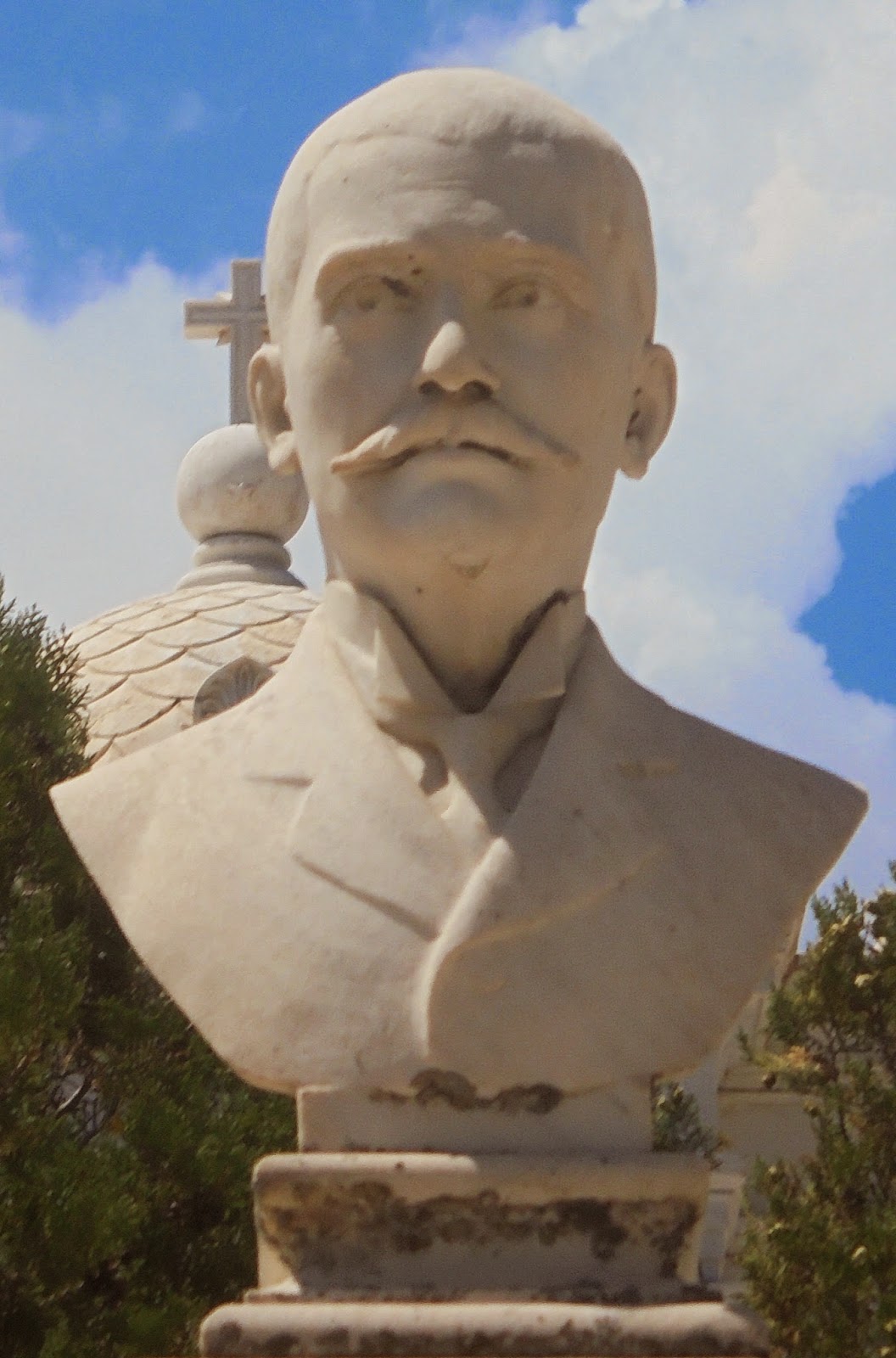 το ταφικό μνημείο του Αριστείδη Γουλανδρή στο νεκροταφείο της Άνδρου