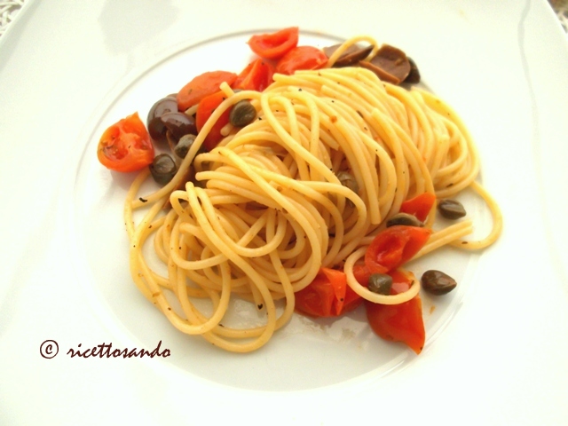 Spaghetti mediterranei ricetti primi di pasta vegetriano