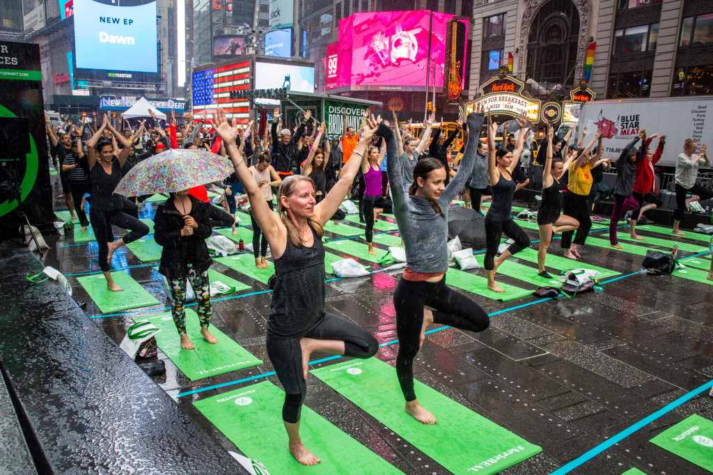 న్యూయార్క్ టైమ్స్ స్క్వేర్ వద్ద మూడు వేల మందితో యోగా - Over 3,000 people perform Yoga at iconic Times Square