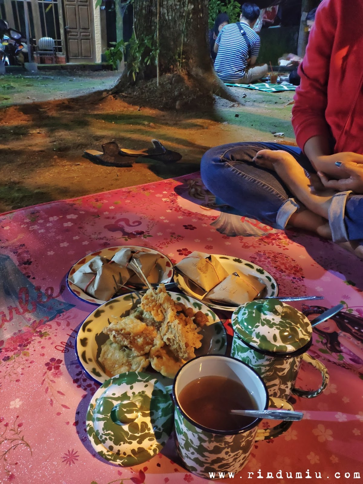 nasi kucing with side dishes and hot ginger drinks at market angkring in sanggrahan sleman jogja