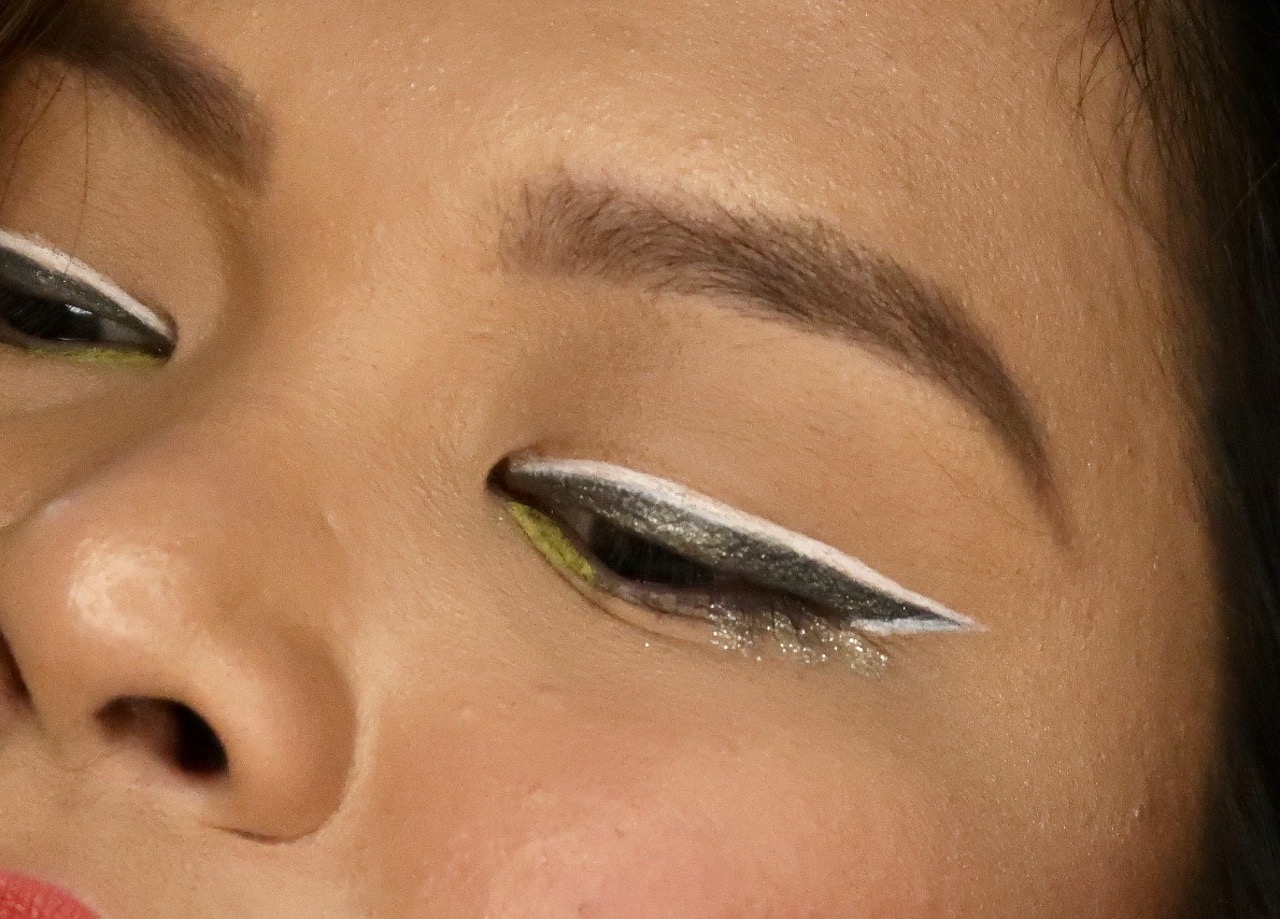 Ready Set Glow Graphic Glitter Liner Review Easy way to wear glitter eyeliner!