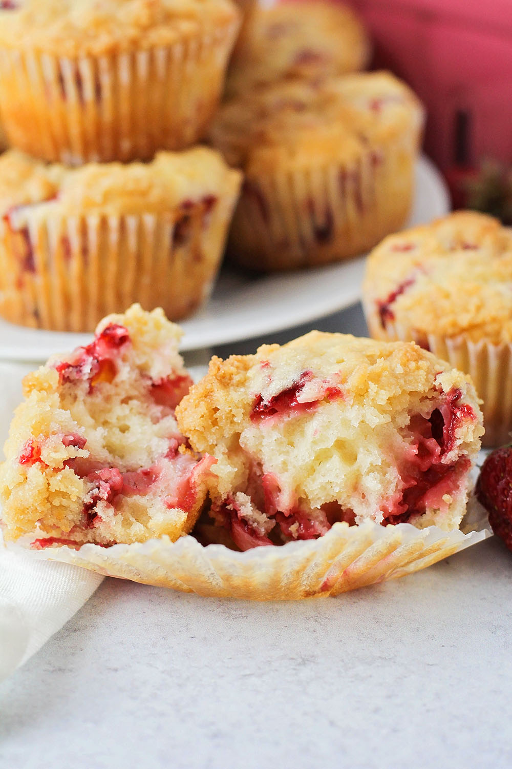 These sweet and tender strawberry streusel muffins are incredibly delicious! They're the perfect way to start the day!