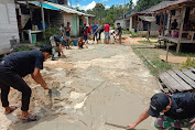 Satgas Pamtas RI-Malaysia Yonif 642/Kapuas Bersama Warga Perbaiki Jalan Desa