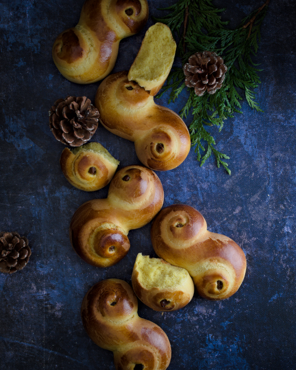 les Lussekatter {brioche suèdoise au safran} les Lussekatter {brioche suèdoise au safran}