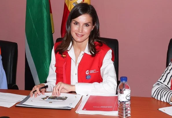 Queen Letizia arrived in Beira, the city that was affected by the cyclone the most, and she visited Dondo Health Centre