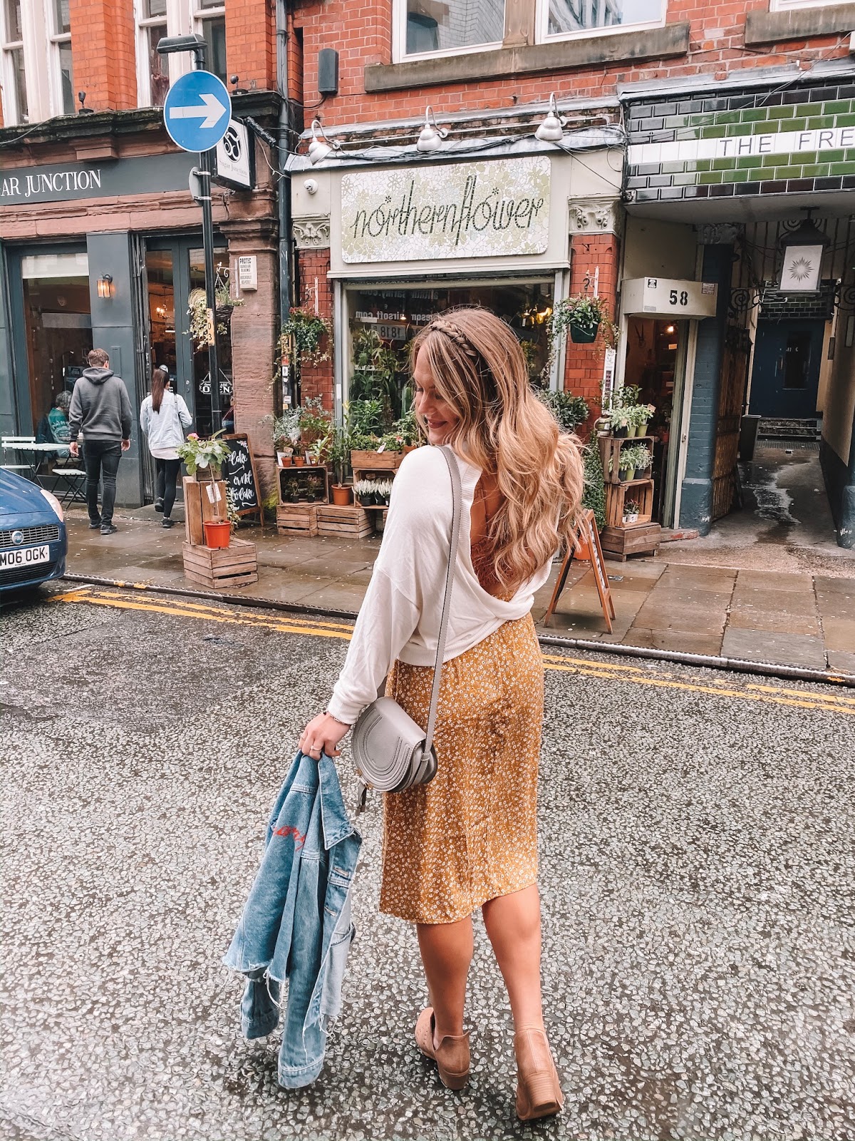 @amandasok wears an open back sweater and yellow floral midi skirt for Thanksgiving