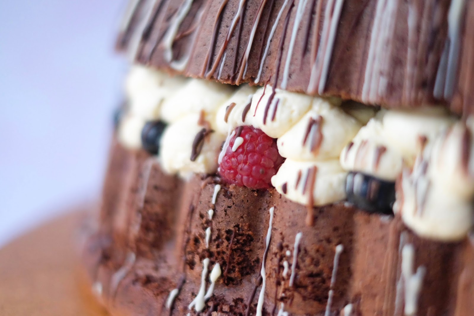 Saftiger Schokokuchen mit Vanillecreme und frischen Beeren | Marion&amp;#39;s ...