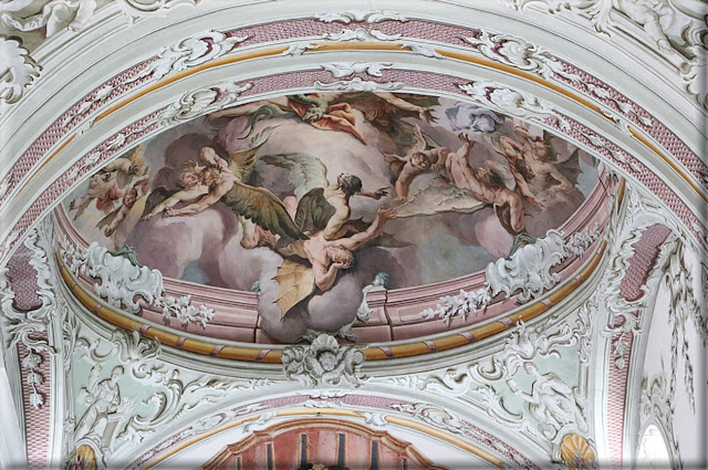 Инничен (Южный Тироль), приходская церковь Св. Михаила: фрески, изображающие падение ангелов-бунтовщиков Кристофа Антона Майра (1760)