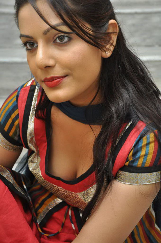 New Telugu Actress Anjali Hot Small Cleavage Show Photo ...