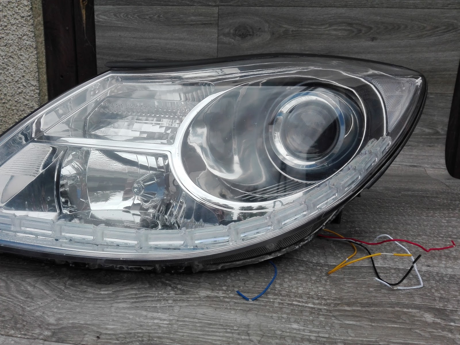 Naprawa świateł samochodowych Montaż listwy LED do jazdy
