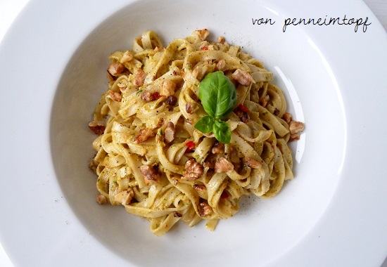 Penne im Topf: Linguine mit Walnuss - Tomaten - Pesto