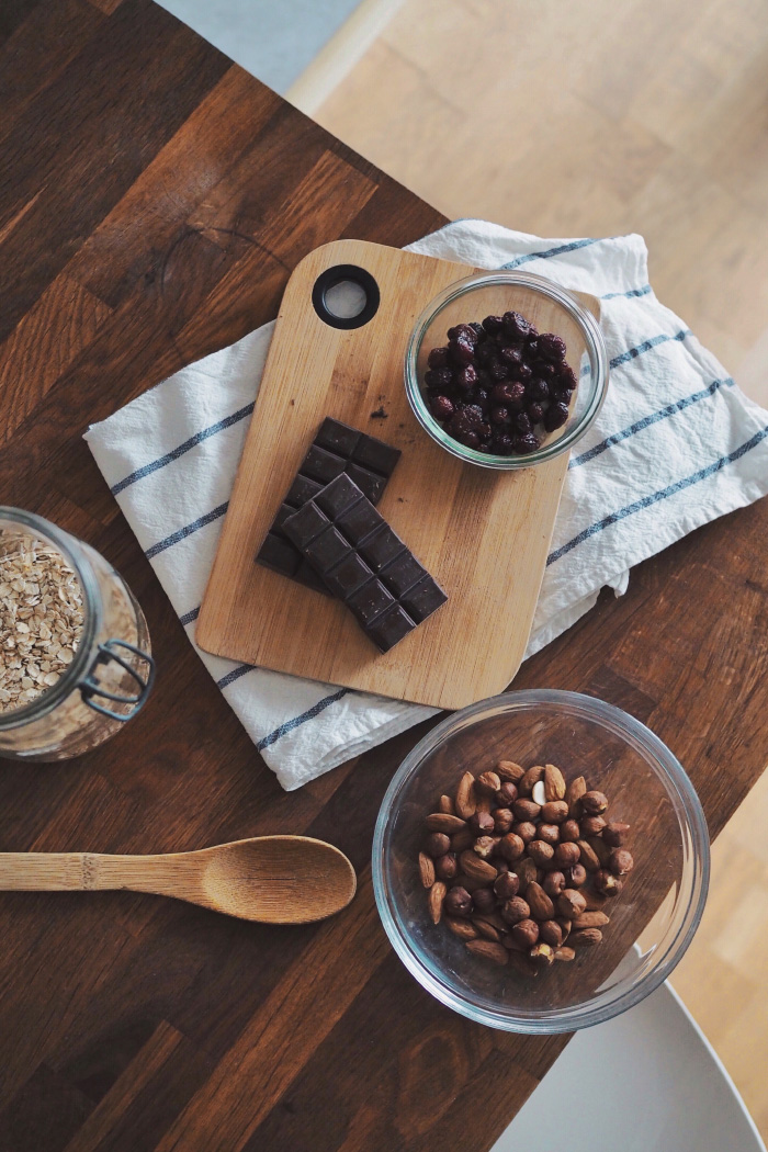 Ingrédients pour un granola maison au sirop d'érable, chocolat et fruits secs