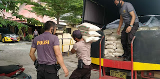 Siagakan 10 Ton Beras, Polsek Wajo Salurkan Bansos Polres Pelabuhan Makassar 