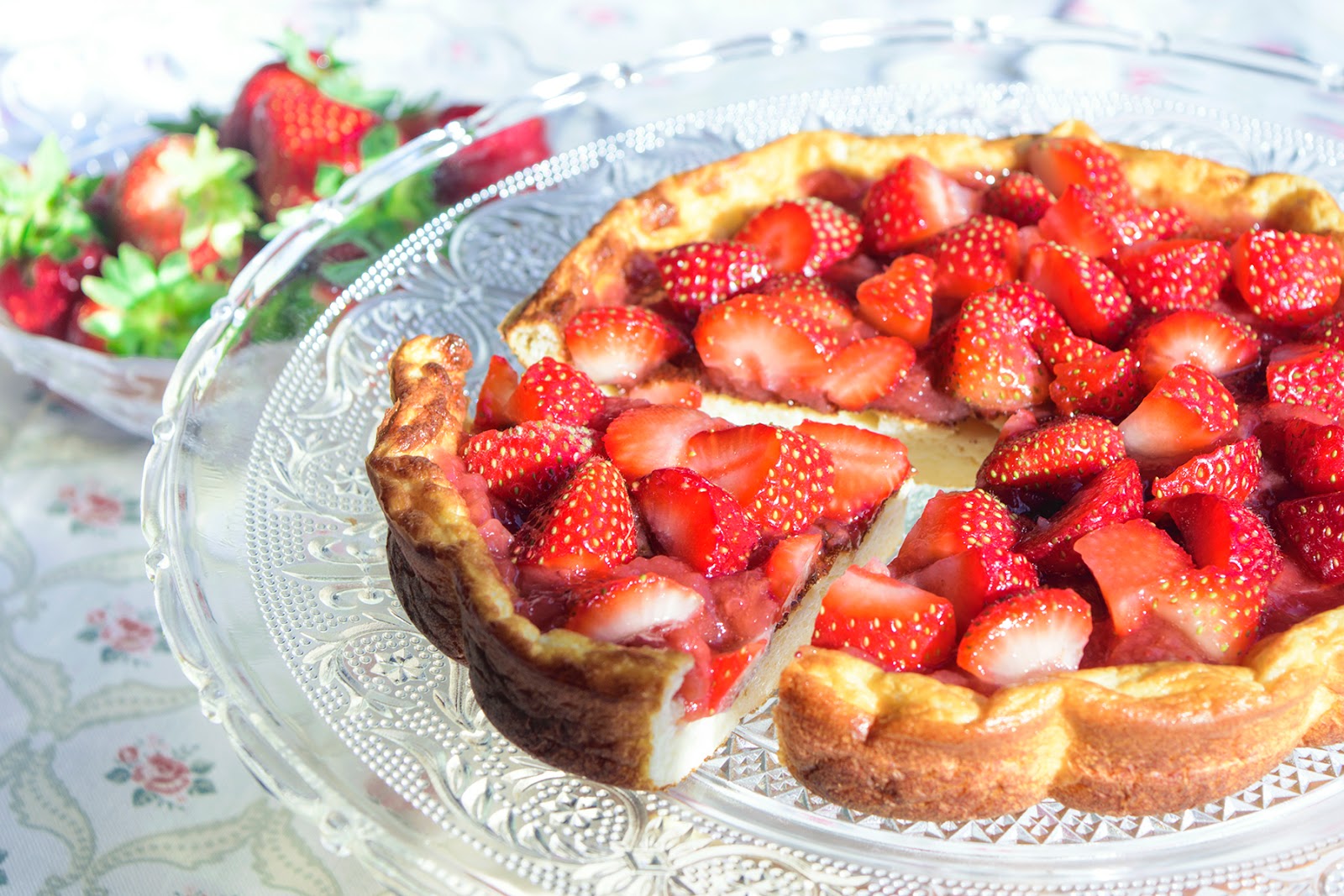 Tarta fit de queso con mermelada de fresas