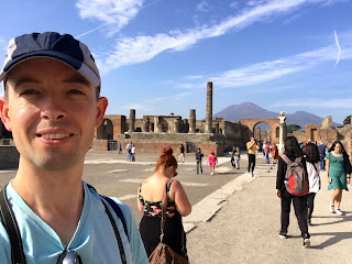 Joonas Pompejin forumilla, taustalla Vesuvius