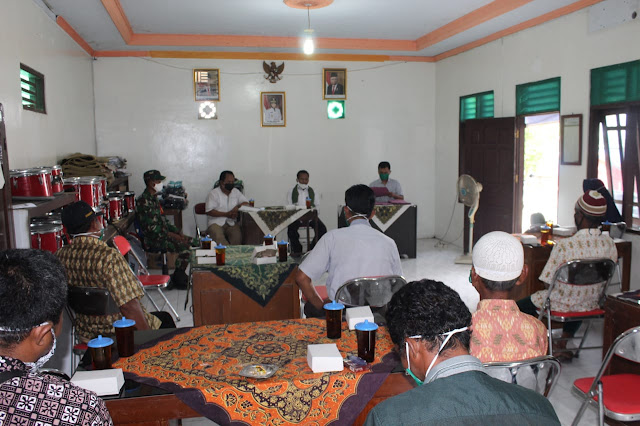 Cegah Covid 19 Babinsa dan Pemdes Tirtomarto Bagikan Masker Gratis