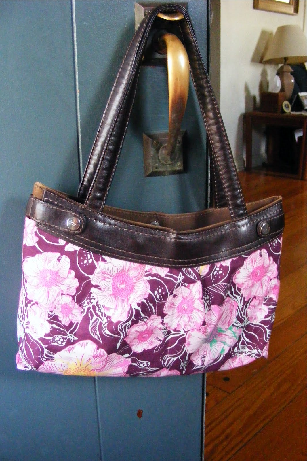 Scrumptious... New fabric to cover my old purse...