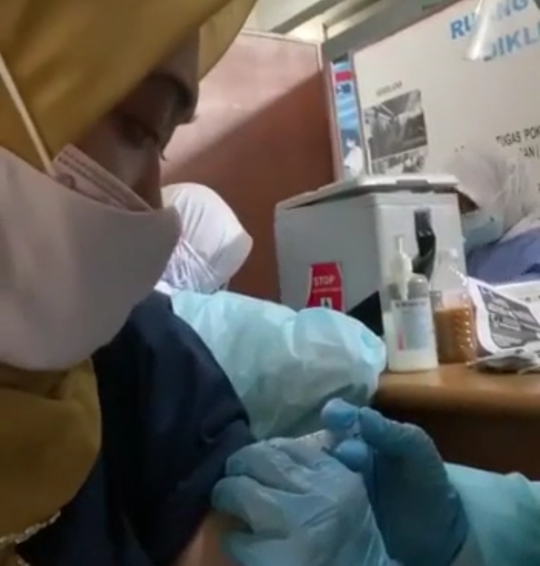 Video Viral Nakes Suntikan Jarum Kosong ke Peserta Vaksin