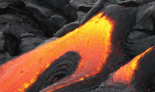 Batuan yang mencair pada magma panas di gunung berapi www.simplenews.me