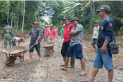 Warga Desa Sidomekar  Gotong royong Perbaiki Jalan Kabupaten