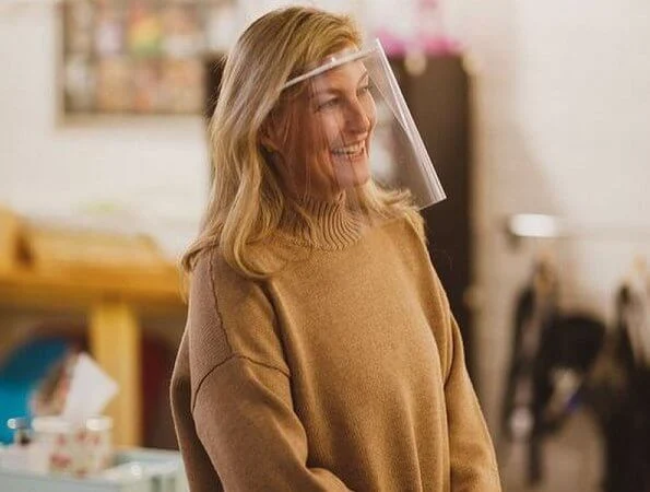 jumper sweater camel, long sleeves. The Countess wore a knitted in wool-cashmere blend, turtleneck dropped shoulder camel jumper from Reiss