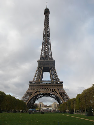 La Torre Eiffel tienen más de 300 metros de altura.