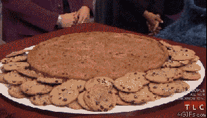 Krümelmonster freut sich über Teller voll Kekse