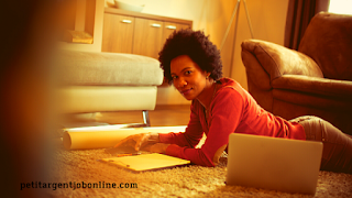 Jeune femme travail en ligne afrique