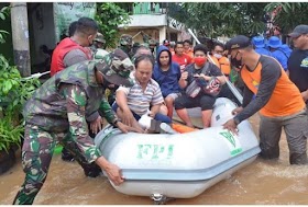 Poskonya Dibubarkan, Perahu Karet FPI Dipakai untuk Evakuasi Korban Banjir, Netizen: Engga Malu?