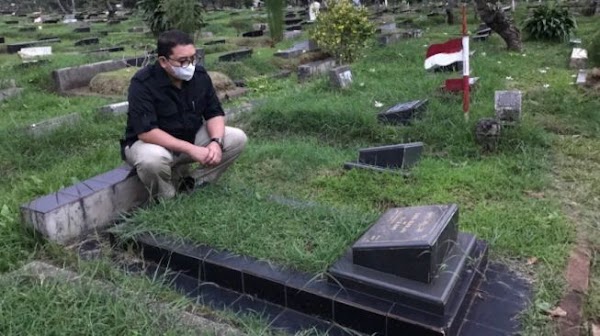 Kunjungi Makam Ayah, Fadli Zon Ungkap Kisah Pilu Jadi Yatim Sejak Kecil