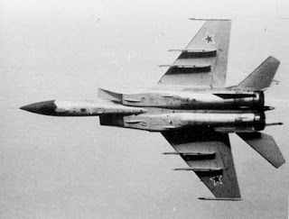 Vista ventrale di un MiG-25 Foxbat in volo, variante da intercettazione.
