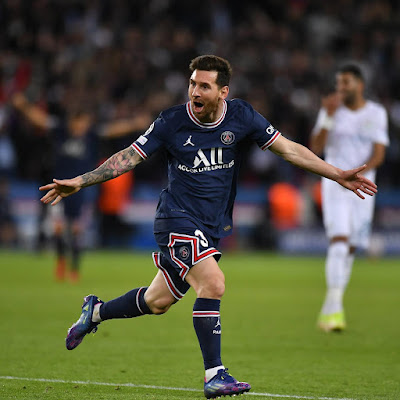 Messi celebrando su primer gol con el Paris.