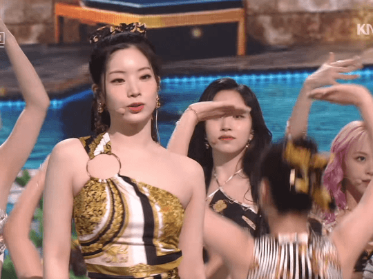 다양한 술을 따라주는 트와이스 미나 - 꾸르