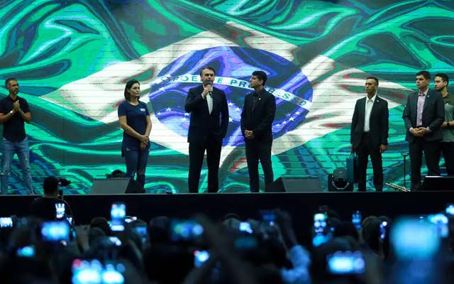 'O povo está nas ruas, uma manifestação espontânea', diz Bolsonaro