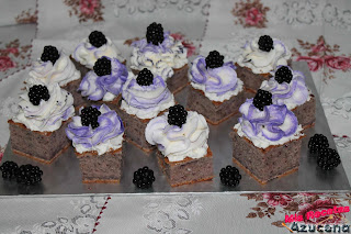 Pastelitos de mora con buttercream de vainilla.