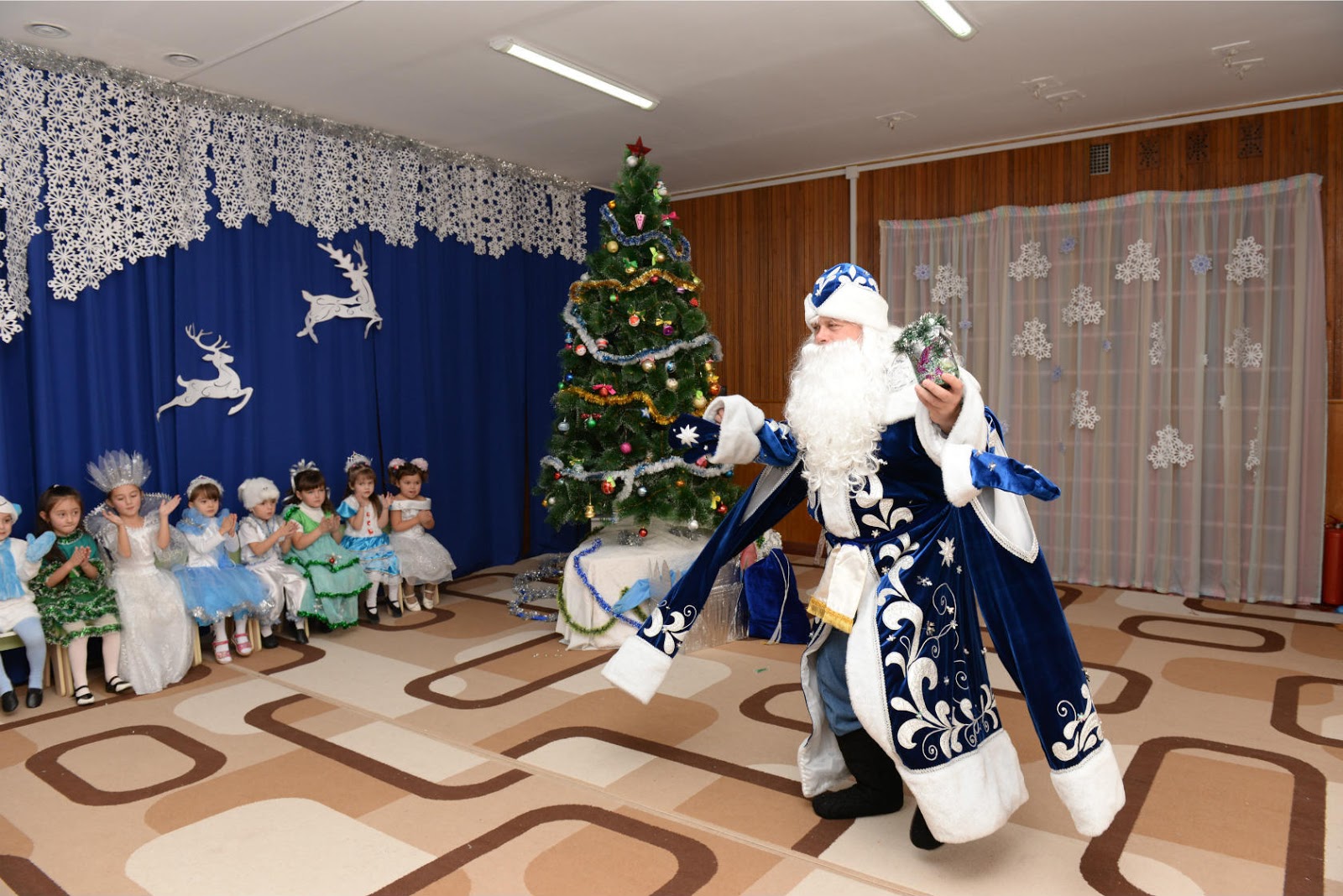 веселого утренника. дружно встретим новый год картинки. веселого утренника. новогоднее школьное выступление. веселого утренника.