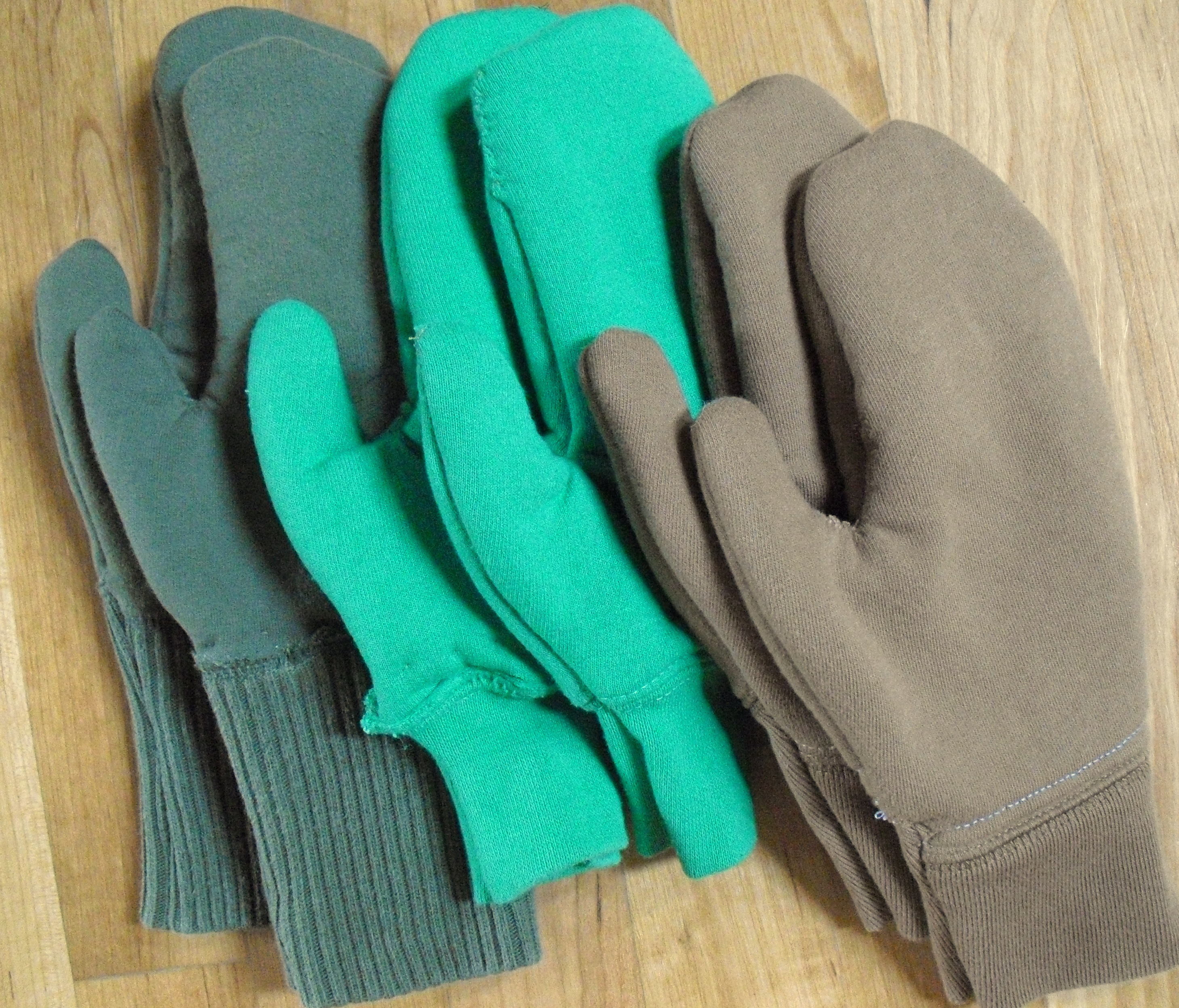 How to Make DIY Recycled Sweatshirt Mittens