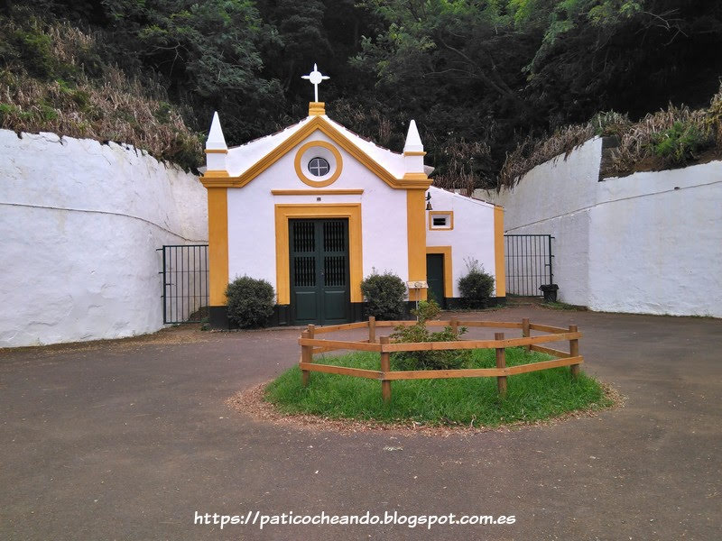 ANGRA do HEROISMO-MONTE BRASIL(Isla Terceira-Açores): Ermida de Santo António da Grota. Lugar donde se puede dejar el coche. a partir de aquí, hay un camino de tierra a la izda